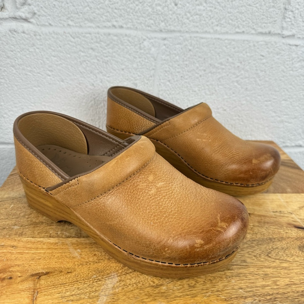 Dansko Professional Clogs in Distressed Honey Size 39 Wide